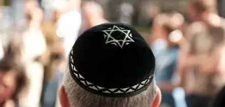 Spray e calci contro turista 22enne con la kippah a Roma