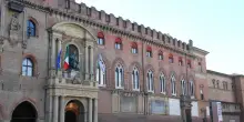 Trovano 86mila euro in un mobile in strada, il denaro viene diviso con l'erede