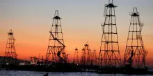 Il petrolio &egrave; in forte rialzo dopo gli attacchi iraniani, Wti a 82,07 dollari (+3,55%)
