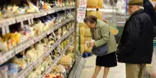 Istat, per donne oltre 4 ore lavoro familiare al giorno, si riduce divario