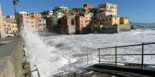 Due in difficolt&agrave; per onde e correnti, uno in salvo e l'altro &egrave; disperso