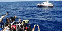 Marcia a Lampedusa per le vittime dei naufragi: 'Questo mare torni ad essere vita'