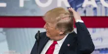 I capelli di Trump di nuovo nel mirino dei social, 'ha fatto il trapianto?'