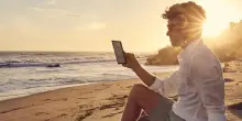 Caricatori e auricolari, i gadget tech da mettere in valigia per l'estate
