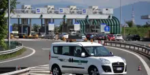 Auto si ribalta in A4 tra Portogruaro e Latisana, tre giovani feriti