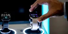 L'Ue esenta smartwatch e giocattoli elettrici da obblighi di rimovibilit&agrave; batterie
