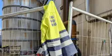 Cade da un ponteggio e i colleghi mentono su quanto accaduto, indagati otto operai