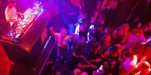 Conosce un uomo in discoteca a Milano, 'mi ha violentata'