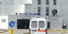 Accoltellato nel sonno dalla moglie, 43enne in codice rosso in ospedale a Brindisi