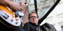 Fa troppo caldo, l'orchestra rinuncia. Assolo di Galliano a Mazara