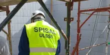 Ha un malore e batte la testa, 85enne muore in cantiere edile