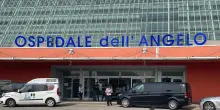 Si tuffa in mare e sbatte la testa, 17enne muore in ospedale dopo 4 giorni