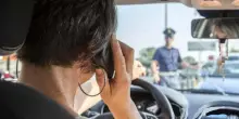 La multano per telefono alla guida e querela i carabinieri, 'era una zucchina'
