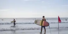 Un italiano di 39 anni muore mentre fa surf a Bali