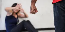 Picchia e costringe a prostituirsi la moglie incinta, arrestato a Padova