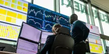 Borsa: Europa debole, gi&ugrave; le banche, bene i microchip, Milano -0,5%