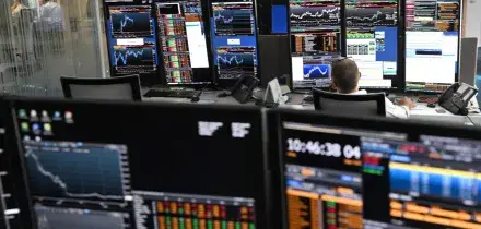 Borsa: Milano chiude fiacca con l'Europa, gi&ugrave; Saipem