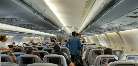 Ha paura di volare e viene licenziato, ma vince in appello