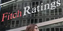 Fitch alza le stime sul Pil globale 2026, Italia da +0,6% a +1%