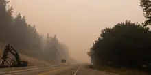 La British Columbia dichiara lo stato d'emergenza per i roghi, 20.000 evacuati