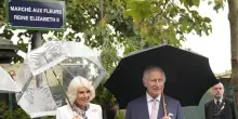 Le rivelazioni del fratello di Diana non risparmiano Elisabetta, reali in imbarazzo