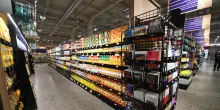Razzia di gruppo al discount per 50 giovani a Modena, il video sui social