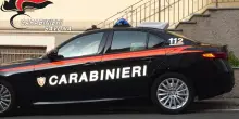 Scopre 'flirt' della madre della fidanzata e le estorce denaro, arrestato 18enne