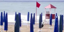 Va in mare con la figlia nonostante la bandiera rossa e muore