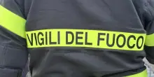 Vigili del fuoco folgorato mentre spegne un incendio, ustioni a mani e piedi