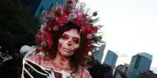 Folla a Citt&agrave; del Messico per la mega processione delle Catrinas