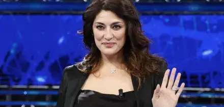 Gaffe per Elisa Isoardi, sui social una foto con il toto-morti sulla lavagna di Bar Centrale