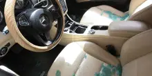 Neonata di 3 giorni resta chiusa in auto a Lecco, salvata