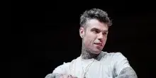 Aggredisce fan fuori da una discoteca, denunciato Fedez