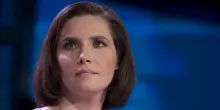 Amanda Knox trasforma la sua storia in commedia, 'allibita' la famiglia di Meredith
