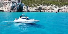 Fuga in mare col barchino, scafista inseguito e arrestato nel sud Sardegna