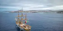 Trofeo dell'America's Cup e i team a bordo della nave Amerigo Vespucci