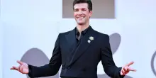 La danza di Roberto Bolle al tramonto sul mare tra le isole Li Galli