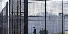 Tenta di lanciare busta con 9 cellulari oltre le mura del carcere, preso