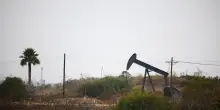 Il petrolio rallenta dopo il picco di ieri, Brent -1% a 106,6 dollari