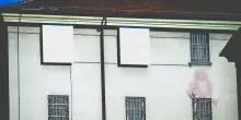 Perseguita e rapina gli anziani genitori, 52enne arrestata