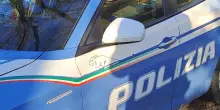 Sequestra una coppia in casa sotto la minaccia di coltelli, arrestato in Versilia