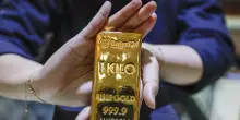 Oro in calo in avvio, spot a 4.330,4 dollari l'oncia