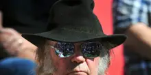 Neil Young fa causa allo staff di Trump per aver suonato Rockin' in the Free World