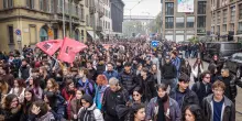 Migliaia di studenti a Milano per corteo 'Nessuno &egrave; straniero'