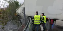 Camion si ribalta in A10, tratto chiuso e 4 chilometri di coda in aumento