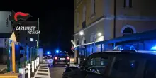 Cerca di fermare la lite tra due donne, un uomo viene accoltellato