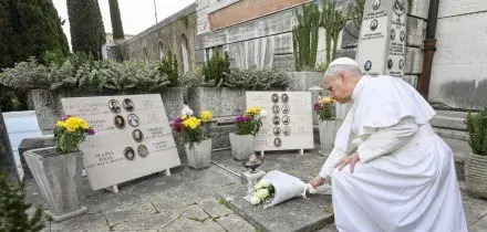 Il Papa al cimitero del Verano il 2 novembre