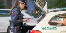 Donna in bici investita da camion a Milano muore in ospedale