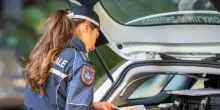 Perde il controllo dell'auto e travolge un bimbo sul marciapiede, &egrave; grave