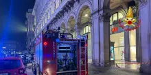 Incendio in piazza Duomo a Milano, fiamme sul tetto di un palazzo